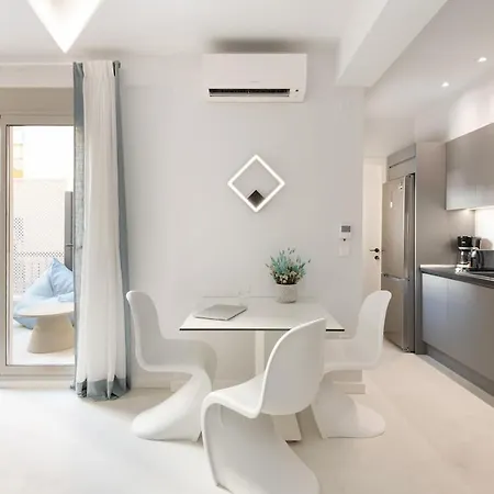 Futuristic Chic Oasis In The Heart Of The アパート